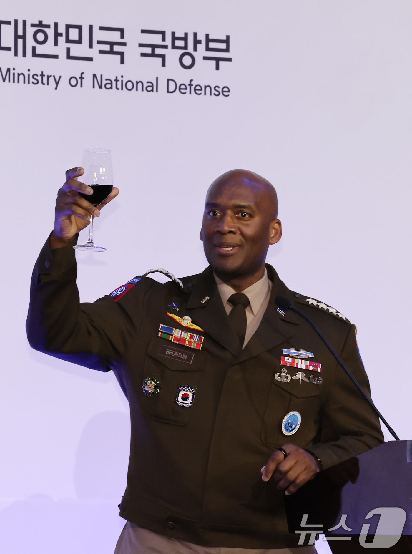 (서울=뉴스1) 장수영 기자 = 제이비어 브런슨 유엔군사령관 겸 한미연합군사령관이 8일 오후 서울 중구 웨스틴 조선에서 열린 유엔사 창설 75주년 기념행사에서 건배사를 하고 있다. …