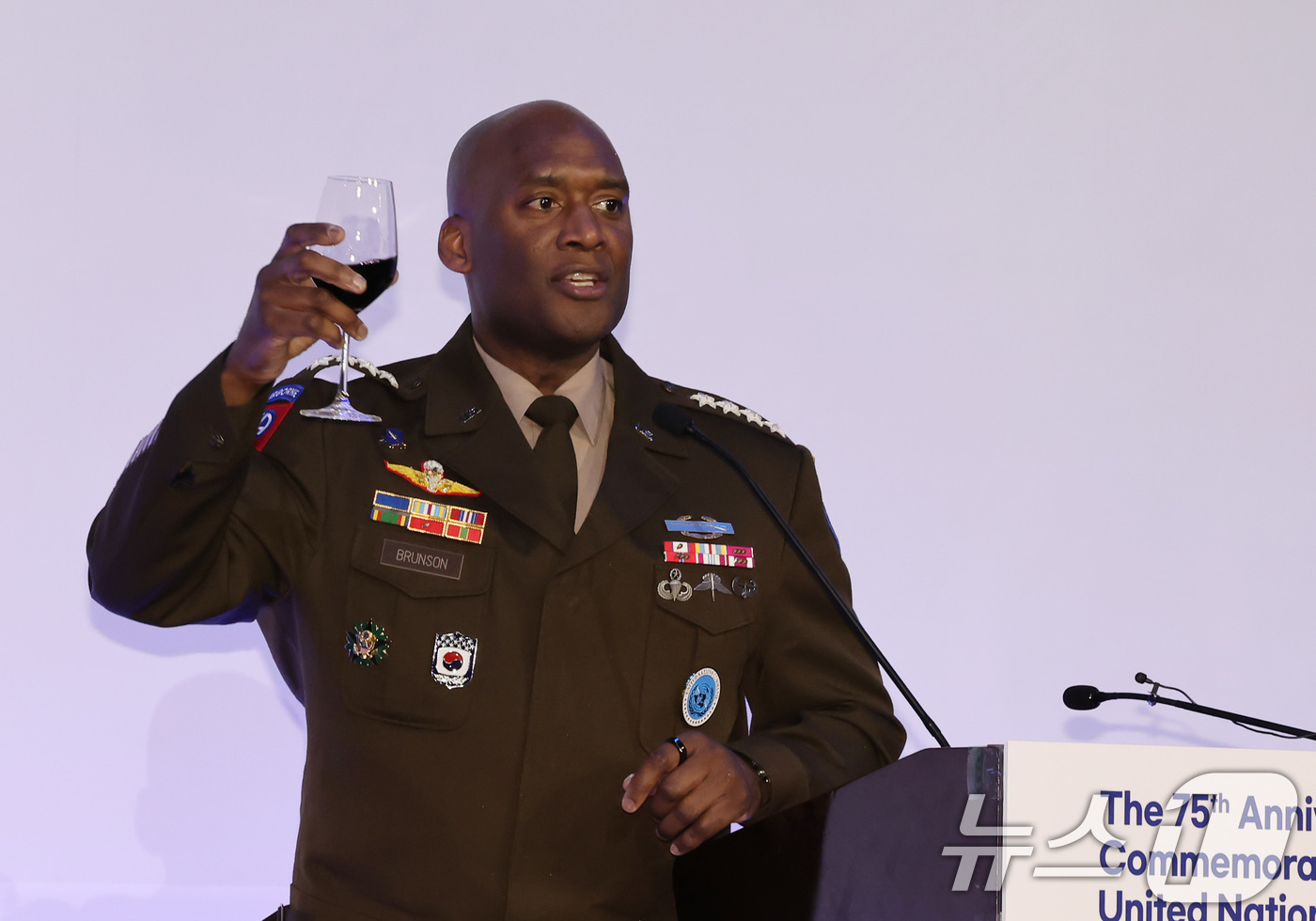 (서울=뉴스1) 장수영 기자 = 제이비어 브런슨 유엔군사령관 겸 한미연합군사령관이 8일 오후 서울 중구 웨스틴 조선에서 열린 유엔사 창설 75주년 기념행사에서 건배사를 하고 있다. …