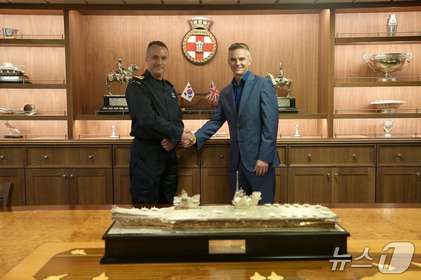 본문 이미지 -  영국 항공모함전단 전단장 블랙모어 준장&#40;왼쪽&#41;과 주한영국대사관 게러스 위어 대리 대사&#40;오른쪽&#41;의 모습&#40;영국대사관 제공&#41;