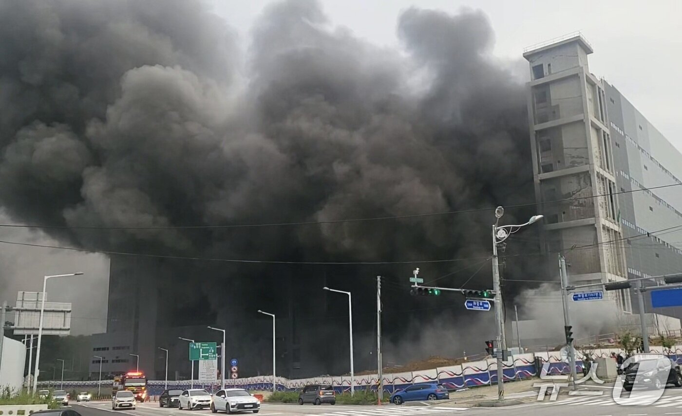 본문 이미지 - 양주 물류창고 건설현장 화재 현장&#40;독자 제공. 재판매 및 DB 금지&#41;/뉴스1