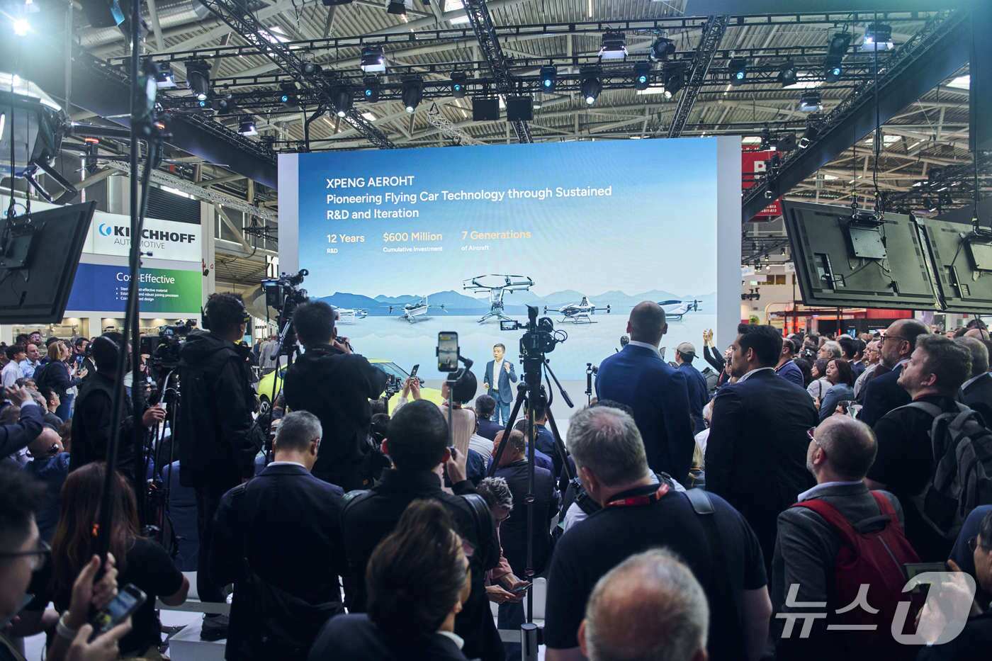 본문 이미지 - 중국 전기차 업체 샤오펑의 프레스 콘퍼런스 모습.&#40;IAA 제공&#41; 