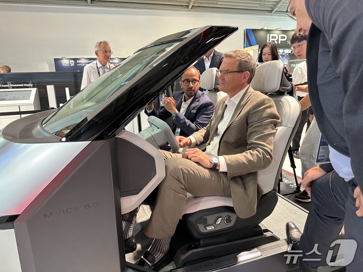 본문 이미지 - 현대모비스 관계자가 고객사에게 홀로그래픽 윈드쉴드 디스플레이 기술을 소개하고 있다.ⓒ 뉴스1 이동희 기자  