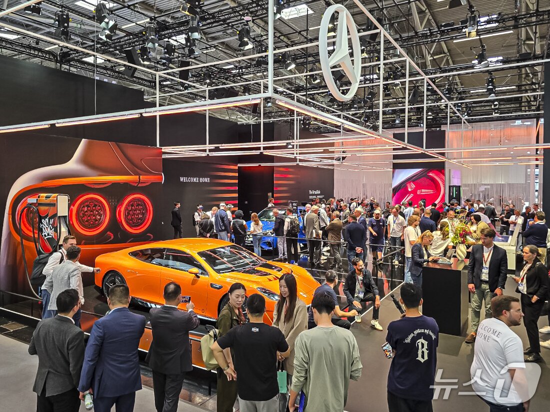 본문 이미지 - IAA 모빌리티 2025에 마련된 메르세데스-벤츠의 전시관 전경.&#40;한국자동차기자협회 제공&#41; 