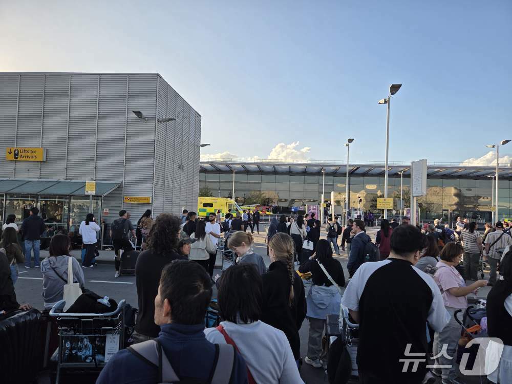 본문 이미지 - 영국 런던 히스로 공항 제4터미널 출국장이 8일&#40;현지시간&#41; 폐쇄됐다. ⓒ News1 박주평 기자