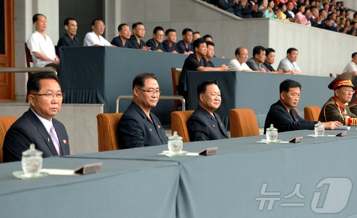 본문 이미지 - (평양 노동신문=뉴스1) = 북한 노동당 기관지 노동신문은 9일 "조선민주주의인민공화국창건 77돐(주년)을 맞으며 4·25팀과 평양팀 사이의 여자 축구 경기가 8일 김일성경기장에서 진행되였다"라고 전했다. 조선노동당 중앙위원회 정치국 상무위원회 위원들인 박태성(왼쪽에서 두번째), 최룡해(왼쪽에서 세번째)를 비롯한 당과 정부, 군부의 간부들과 국가체육지도위원회 위원들 등이 경기를 관람했다. [국내에서만 사용가능. 재배포 금지. DB 금지. For Use Only in the Republic of Korea. Redistribution Prohibited] rodongphoto@news1.kr