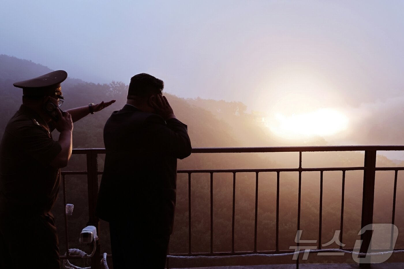 본문 이미지 - &#40;평양 노동신문=뉴스1&#41; = 북한이 지난 8일 탄소섬유복합재료를 이용한 대출력 고체연료 발동기&#40;엔진&#41; 지상분출시험을 진행하는 모습. [국내에서만 사용가능. 재배포 금지. DB 금지. For Use Only in the Republic of Korea. Redistribution Prohibited] rodongphoto@news1.kr