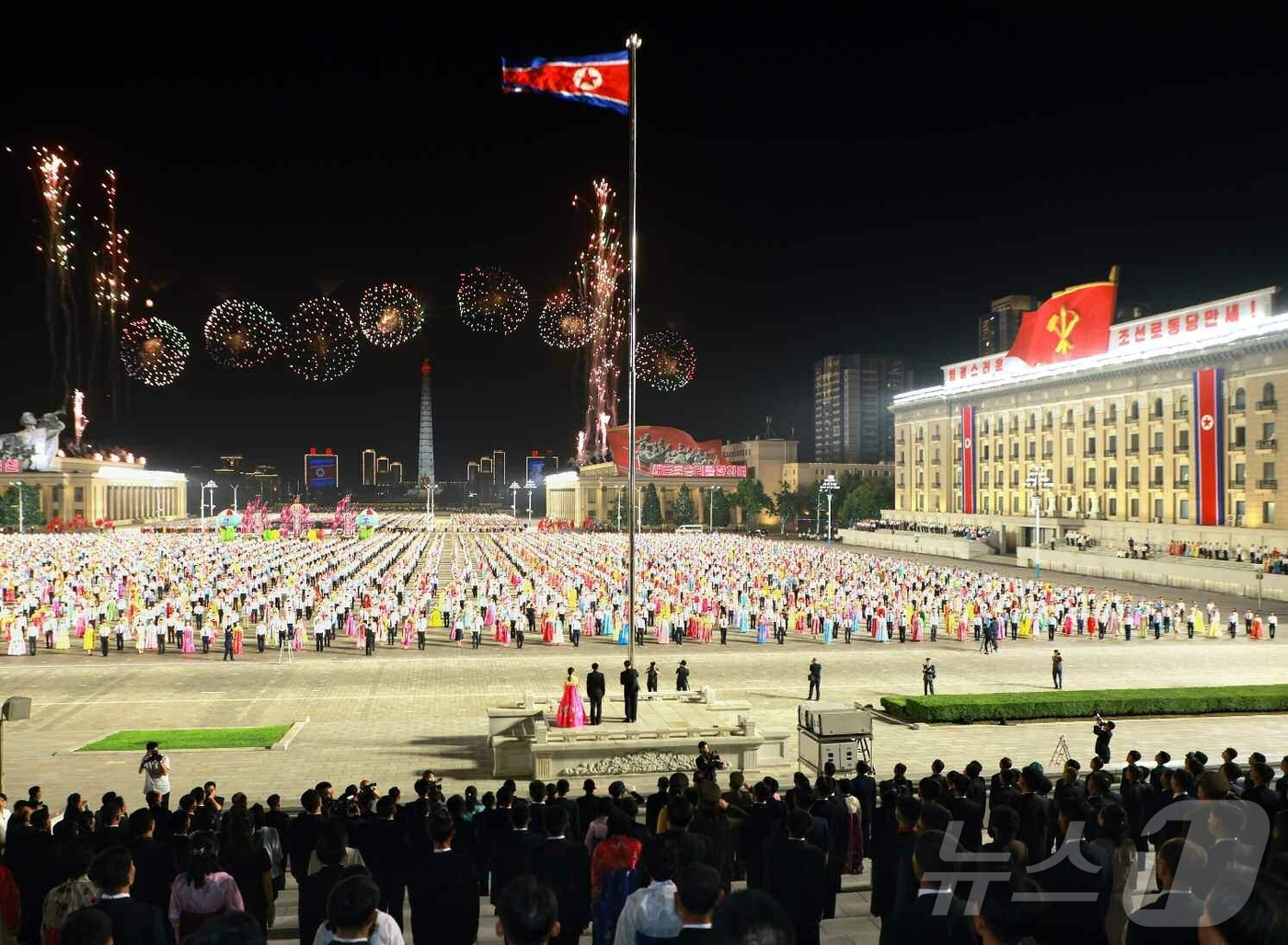 (평양 노동신문=뉴스1) = 북한 노동당 기관지 노동신문은 정부 창건일(9월9일일) 77주년을 맞아 지난 8일 저녁 평양에서 국기게양식이 진행됐다고 9일 보도했다. [국내에서만 사 …