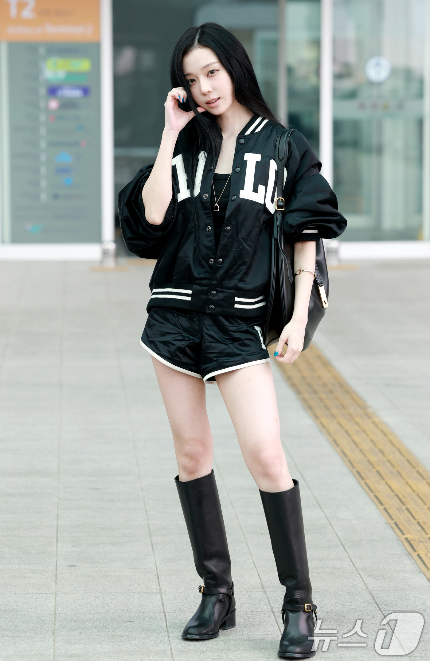 (인천공항=뉴스1) 권현진 기자 = 에스파 윈터가 해외 일정을 위해 9일 오전 인천국제공항을 통해 미국 뉴욕으로 출국하기 전 볼 하트를 그리고 있다. 2025.9.9/뉴스1