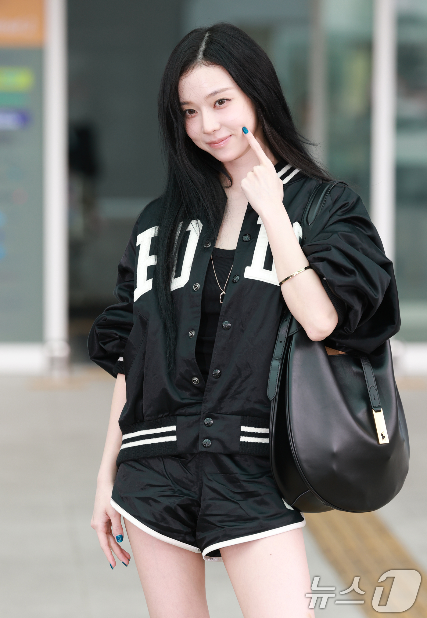 (인천공항=뉴스1) 권현진 기자 = 에스파 윈터가 해외 일정을 위해 9일 오전 인천국제공항을 통해 미국 뉴욕으로 출국하기 전 포즈를 취하고 있다. 2025.9.9/뉴스1