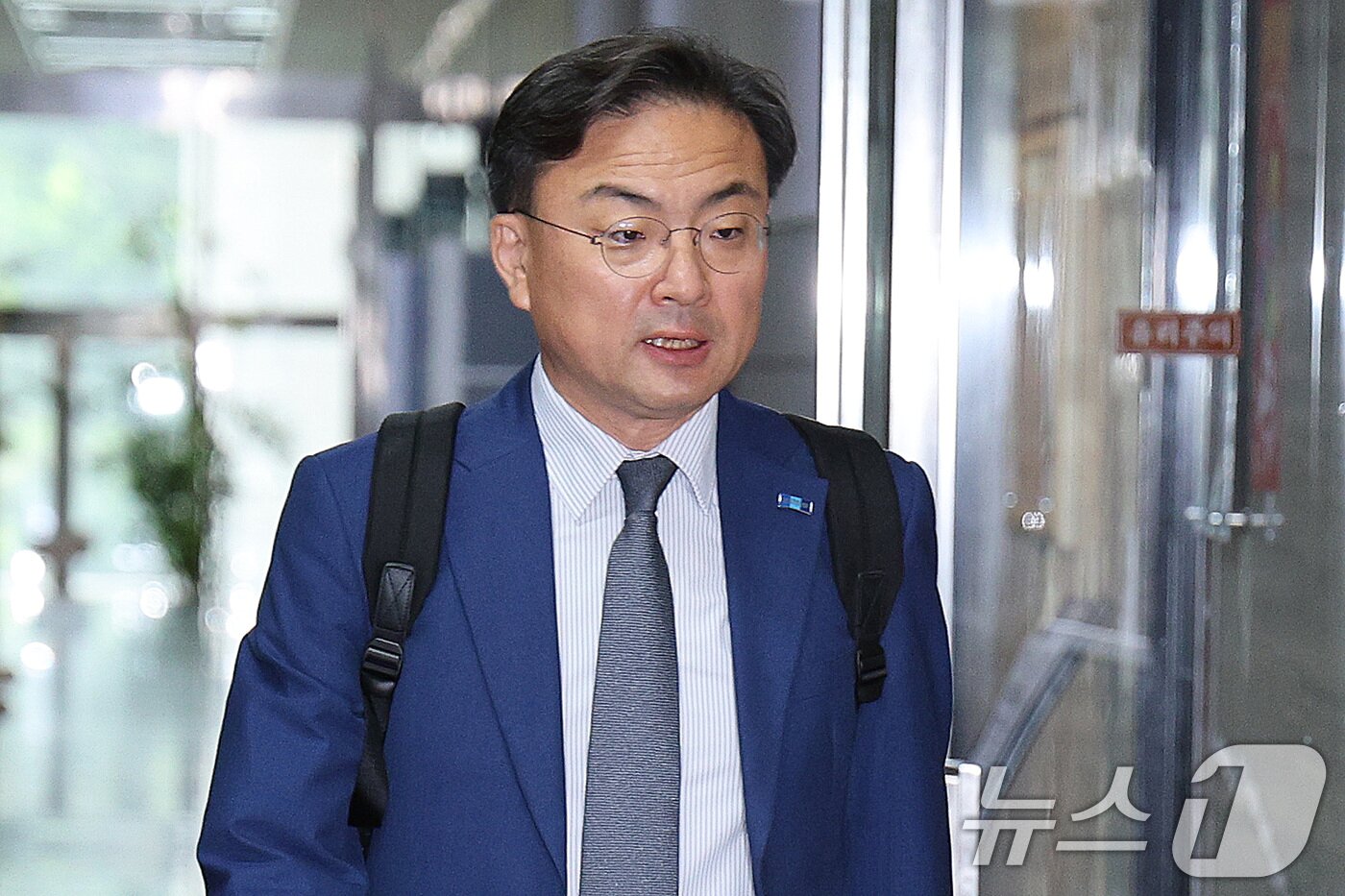 본문 이미지 - 신장식 조국혁신당 의원이 9일 오전 서울 여의도 국회에서 열린 비공개 의원총회에 참석하고 있다. 2025.9.9 ⓒ 뉴스1 신웅수 기자
