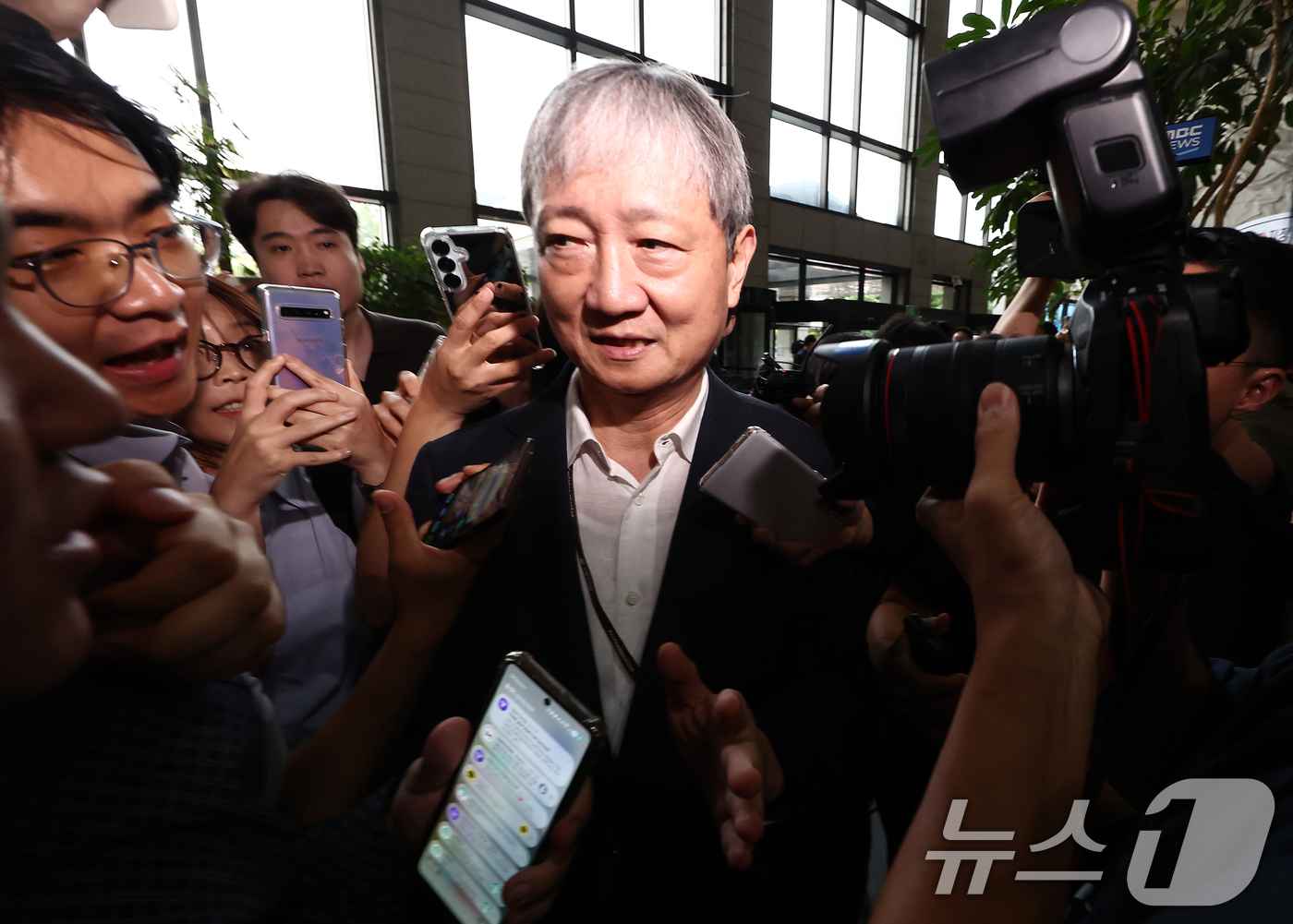 (서울=뉴스1) 김민지 기자 = 이찬진 금융감독원장이 9일 오전 서울 여의도 금융감독원 로비에서 금감원 내 금융소비자보호처 분리 및 공공기관 지정 등 최근 금융감독체계 조직 개편 …