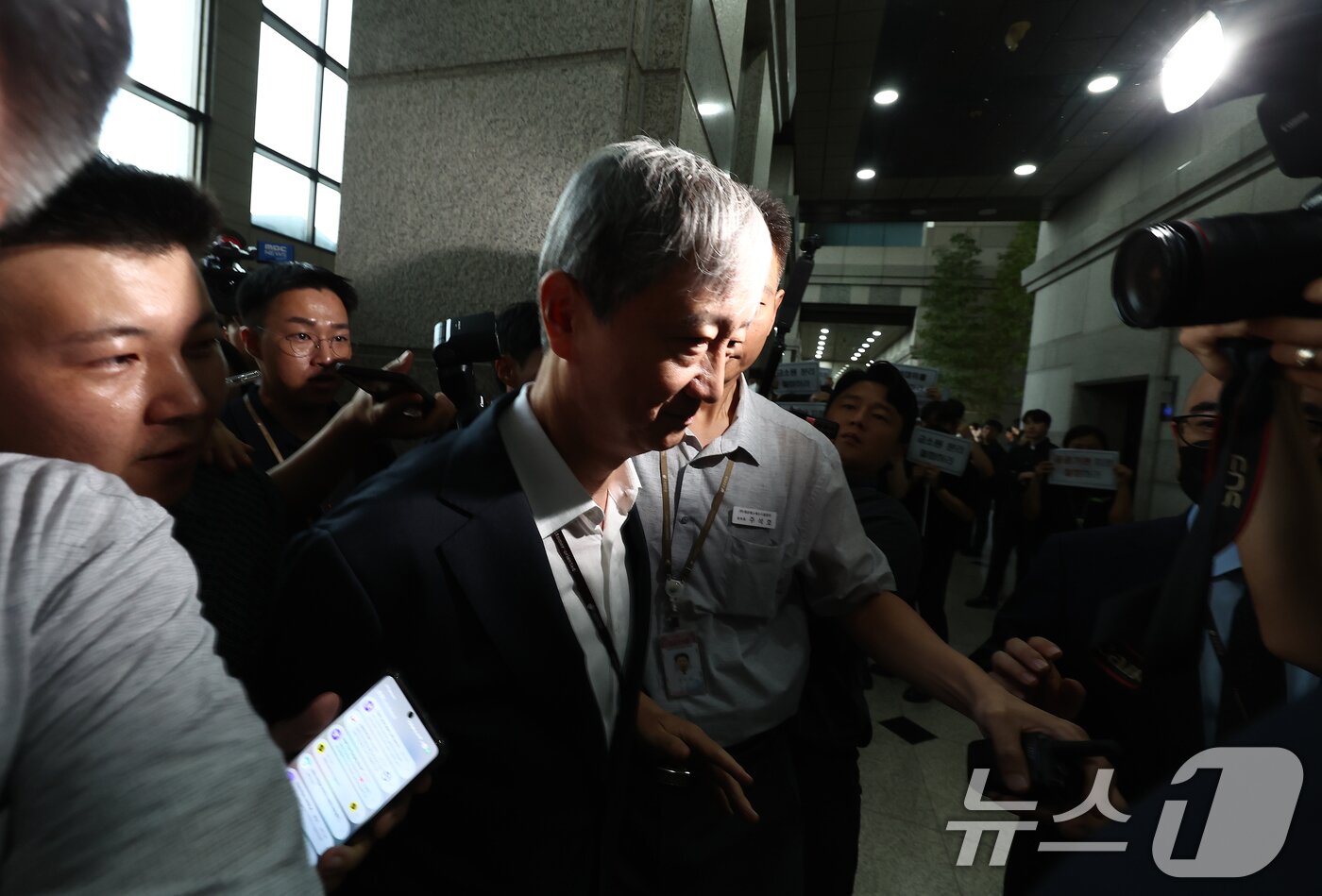 본문 이미지 - 이찬진 금융감독원장이 9일 오전 서울 여의도 금융감독원 로비에서 금감원 내 금융소비자보호처 분리 및 공공기관 지정 등 최근 금융감독체계 조직 개편 반대 시위가 열리고 있는 가운데 출근하고 있다. 2025.9.9/뉴스1 ⓒ News1 김민지 기자