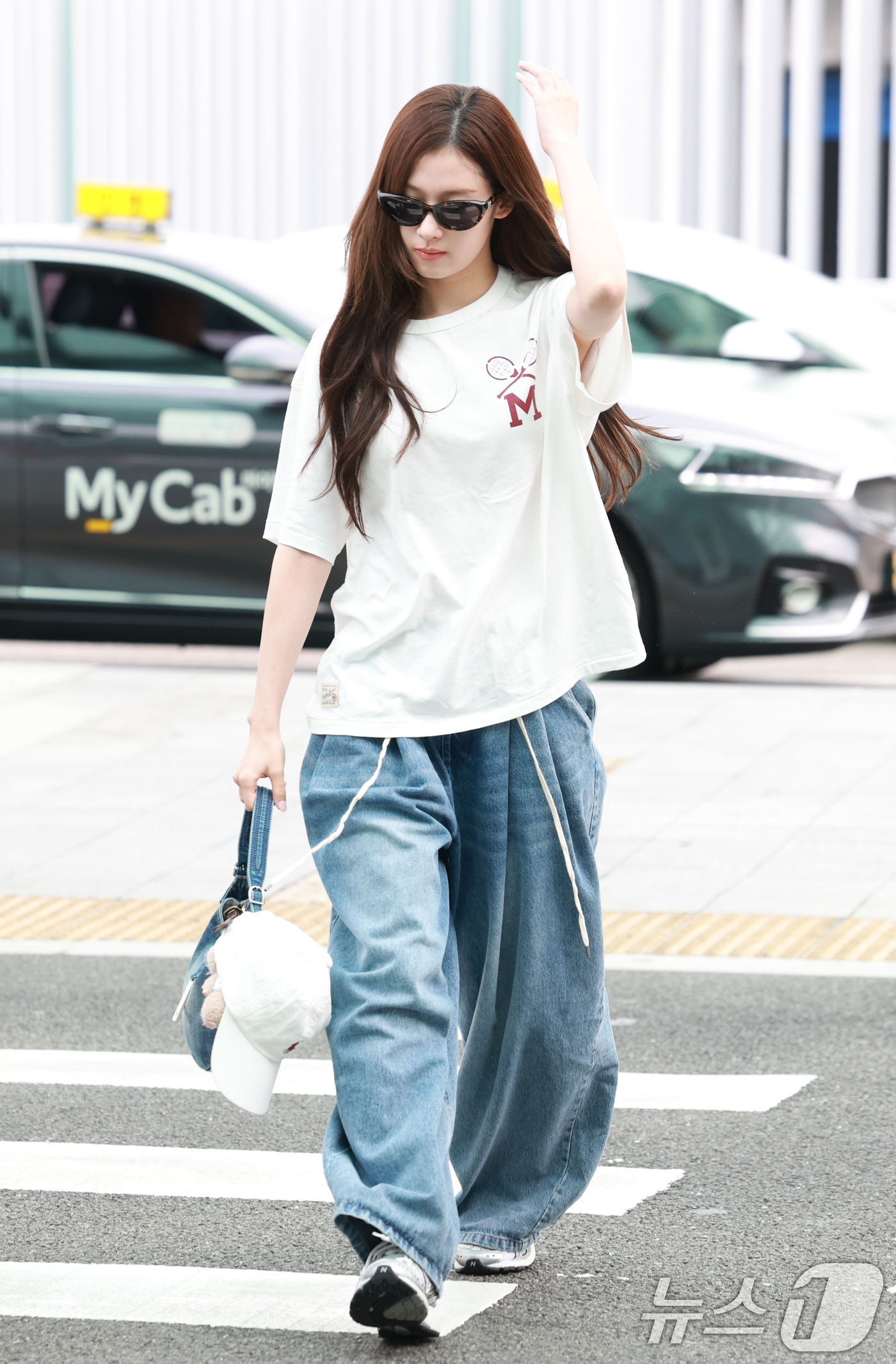 (인천공항=뉴스1) 권현진 기자 = 트와이스 사나가 해외 일정을 위해 9일 오전 인천국제공항을 통해 미국 뉴욕으로 출국하고 있다. 2025.9.9/뉴스1