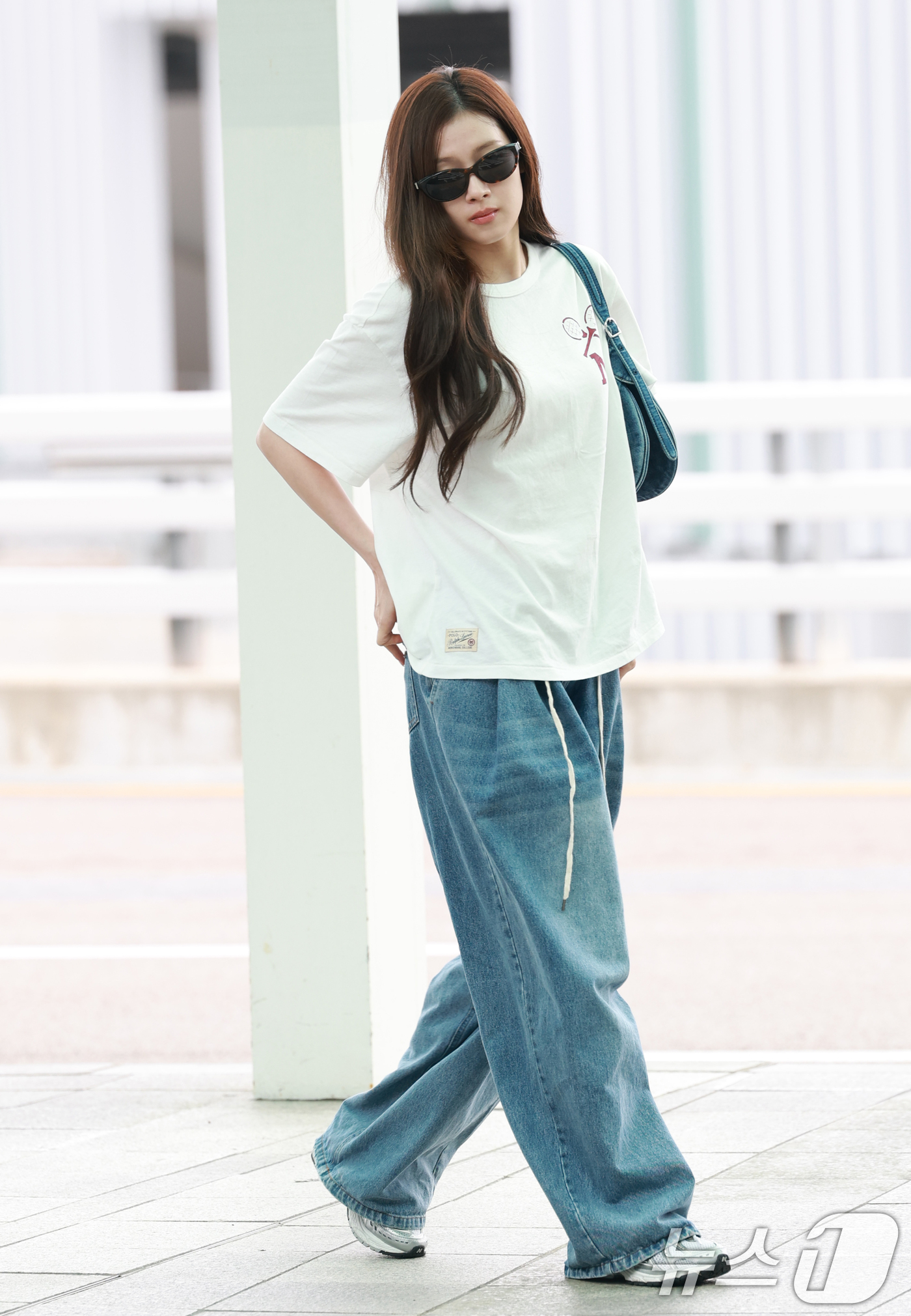 (인천공항=뉴스1) 권현진 기자 = 트와이스 사나가 해외 일정을 위해 9일 오전 인천국제공항을 통해 미국 뉴욕으로 출국하고 있다. 2025.9.9/뉴스1