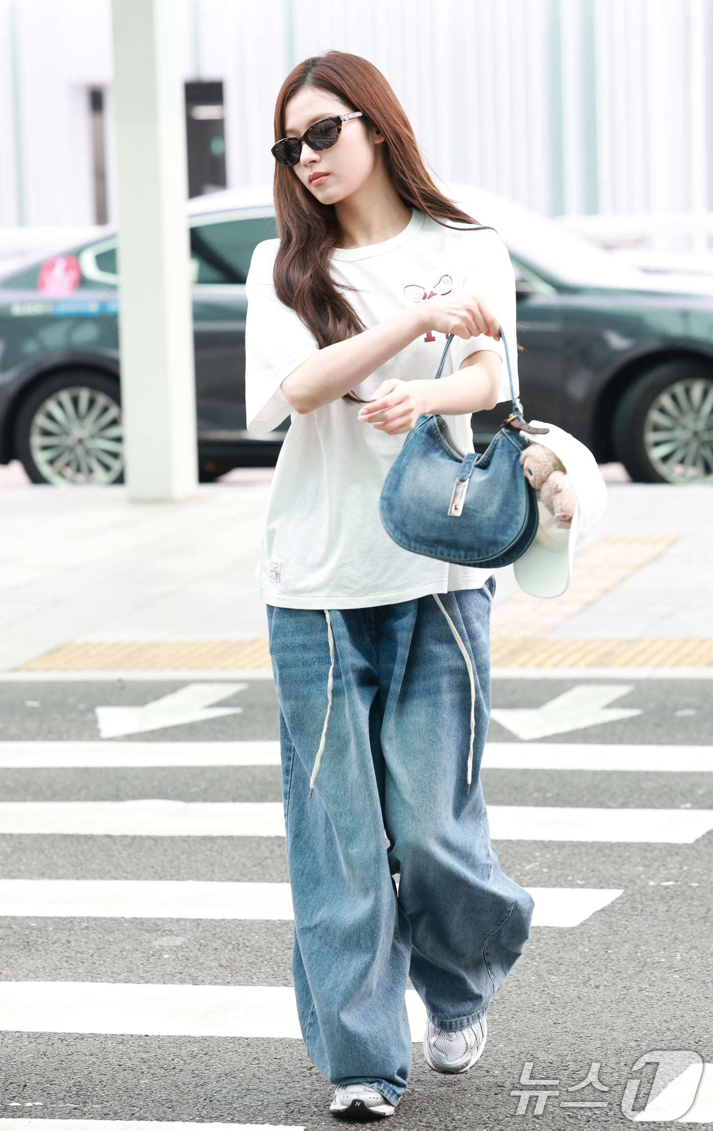 (인천공항=뉴스1) 권현진 기자 = 트와이스 사나가 해외 일정을 위해 9일 오전 인천국제공항을 통해 미국 뉴욕으로 출국하고 있다. 2025.9.9/뉴스1