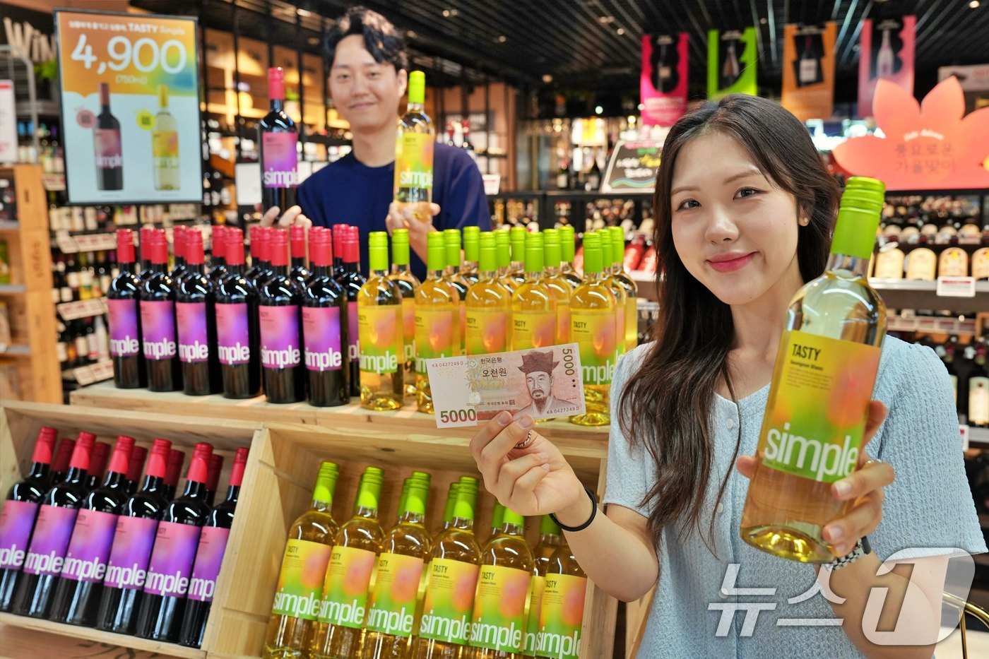 (서울=뉴스1) = 롯데마트와 슈퍼가 초가성비 칠레산 와인 '테이스티 심플' 2종을 출시했다고 9일 밝혔다.지난 8일 서울 송파구 롯데마트 월드타워점에서 관계자들이 '테이스티 심플 …