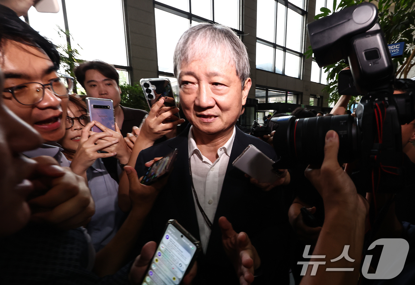 (서울=뉴스1) 김민지 기자 = 이찬진 금융감독원장이 9일 오전 서울 여의도 금융감독원 로비에서 금감원 내 금융소비자보호처 분리 및 공공기관 지정 등 최근 금융감독체계 조직 개편 …