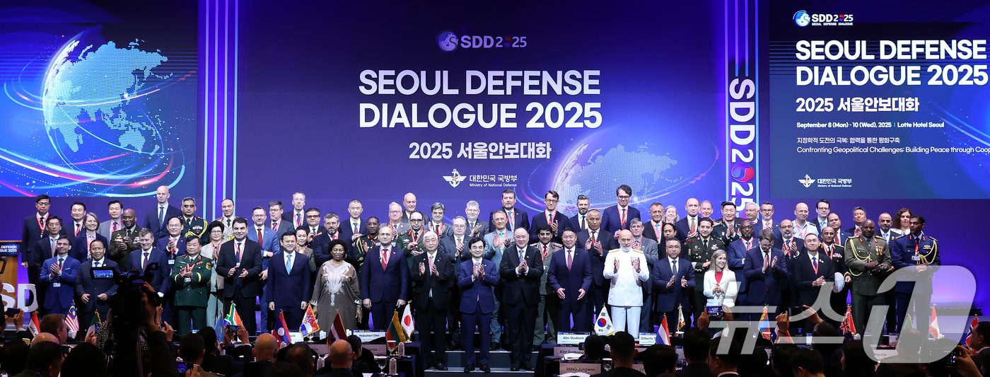 (서울=뉴스1) 박정호 기자 = 안규백 국방부 장관이 9일 오전 서울 중구 소공동 롯데호텔에서 열린 2025 서울안보대화 개회식에서 나카타니 겐 일본 방위대신, 길베르토 테어도르 …