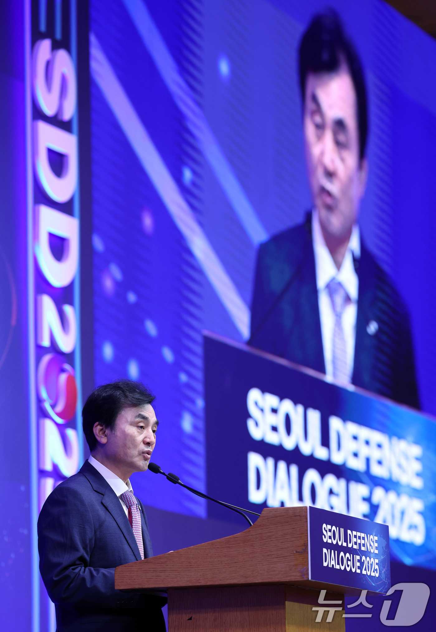 (서울=뉴스1) 박정호 기자 = 안규백 국방부 장관이 9일 오전 서울 중구 소공동 롯데호텔에서 열린 2025 서울안보대화 개회식에서 나카타니 겐 일본 방위대신과 기념 촬영을 하고 …