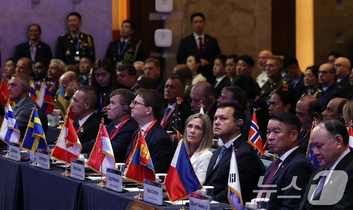 본문 이미지 - 9일 오전 서울 중구 소공동 롯데호텔에서 열린 2025 서울안보대화 개회식에서 각국 참석 장관 등이 안규백 국방부 장관의 개회사를 경청하고 있다. 2025.9.9/뉴스1 ⓒ News1 박정호 기자