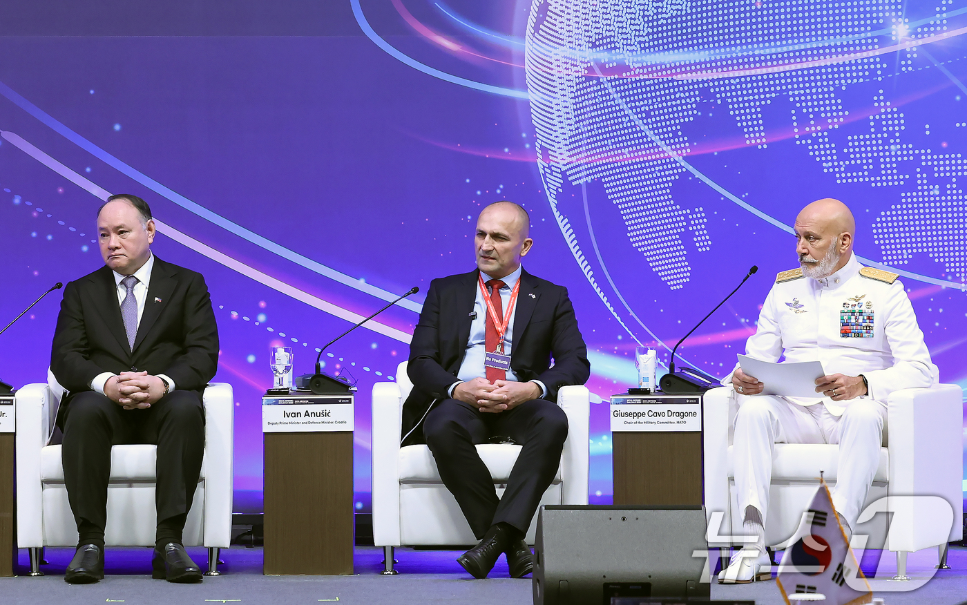 (서울=뉴스1) 박정호 기자 = 9일 오전 서울 중구 소공동 롯데호텔에서 열린 2025 서울안보대화 본회의에서 주세페 카보 드라고네 나토 군사위원장(오른쪽부터)과 이반 아누시치 크 …