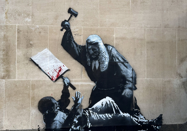 '얼굴 없는 화가' 뱅크시 20년전 21만원 결혼식에 10평 신혼집