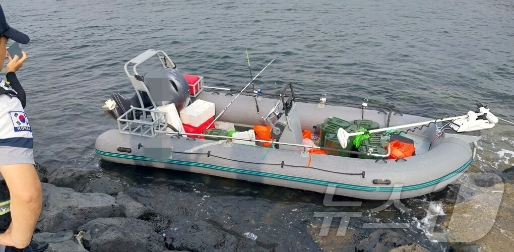 본문 이미지 - 지난해 9월 밀입국에서 사용된 고무보트(제주해경 제공)/뉴스1