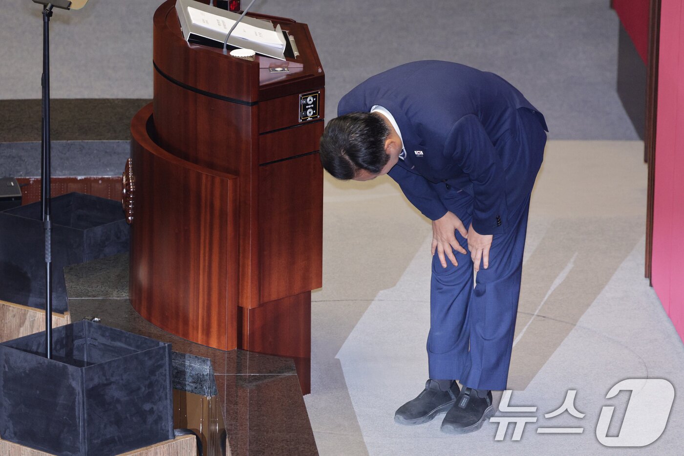 본문 이미지 - 정청래 더불어민주당 대표가 9일 오전 서울 여의도 국회에서 열린 제429회국회(정기회) 제2차 본회의에서 국정에 관한 교섭단체 대표연설에 앞서 국민의힘 의원들을 향해 인사하고 있다. 2025.9.9/뉴스1 ⓒ News1 신웅수 기자