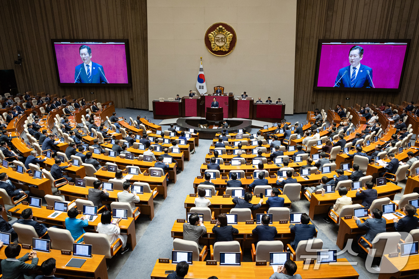 (서울=뉴스1) 유승관 기자 = 정청래 더불어민주당 대표가 9일 서울 여의도 국회에서 열린 제429회 국회(정기회) 제2차 본회의에서 교섭단체 대표 연설을 하고 있다. 2025.9 …