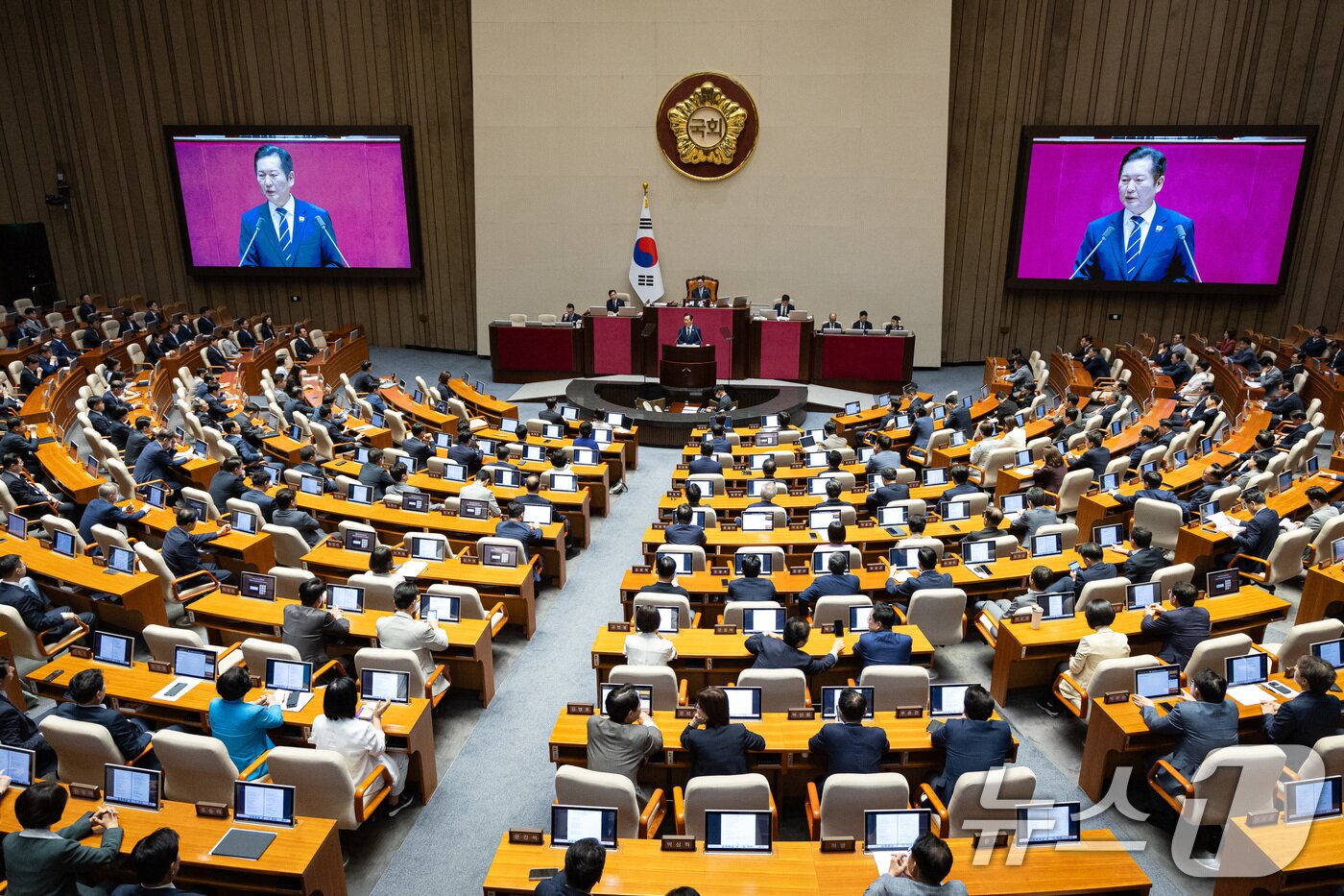 본문 이미지 - 정청래 더불어민주당 대표가 9일 서울 여의도 국회에서 열린 제429회 국회&#40;정기회&#41; 제2차 본회의에서 교섭단체 대표 연설을 하고 있다. 2025.9.9/뉴스1 ⓒ News1 유승관 기자