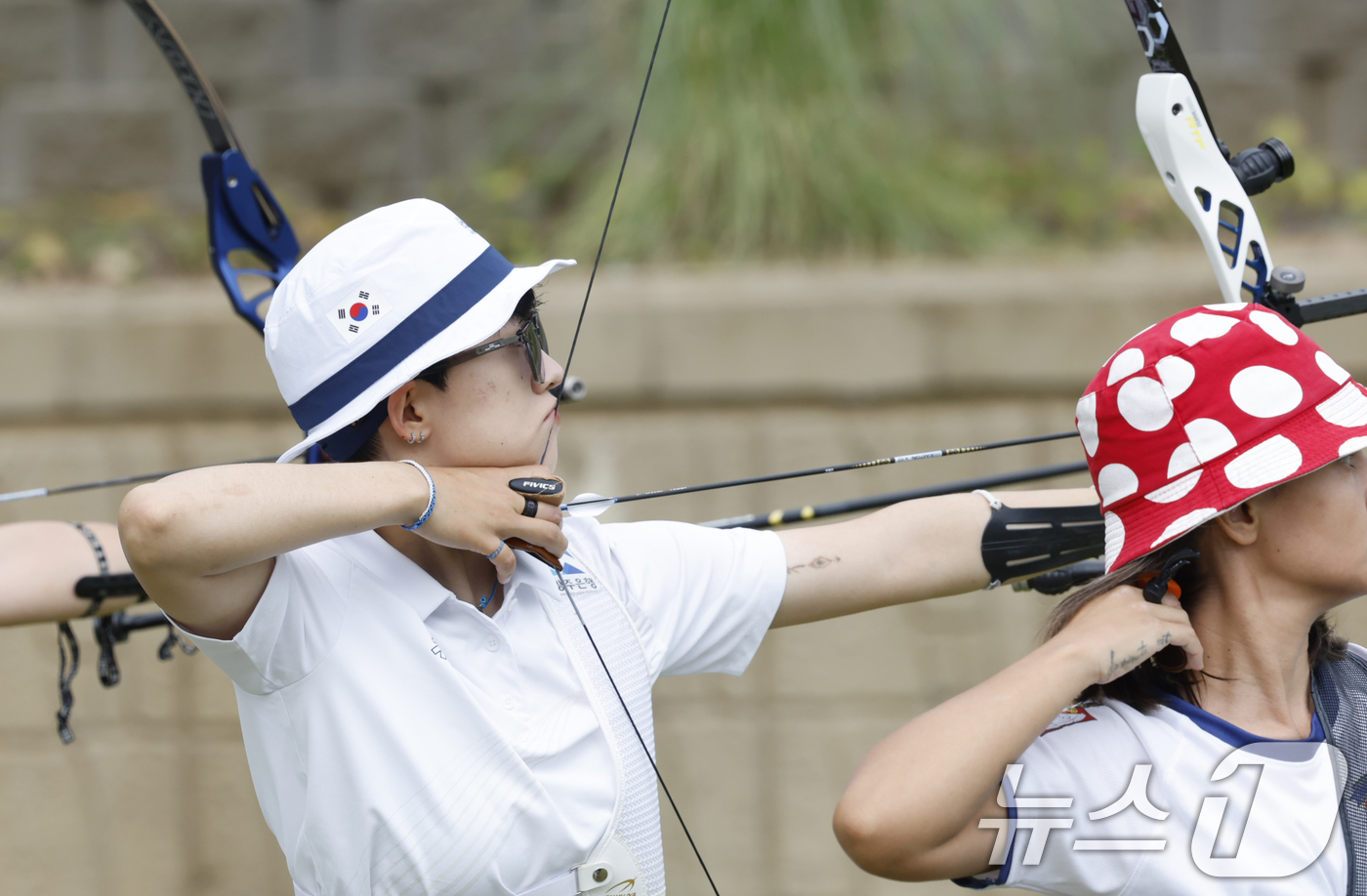 (광주=뉴스1) 김태성 기자 = 양궁 리커브 안산이 9일 광주 국제양궁장에서 열린 광주 2025세계양궁선수권대회에서 예선을 펼치고 있다. 2025.9.9/뉴스1