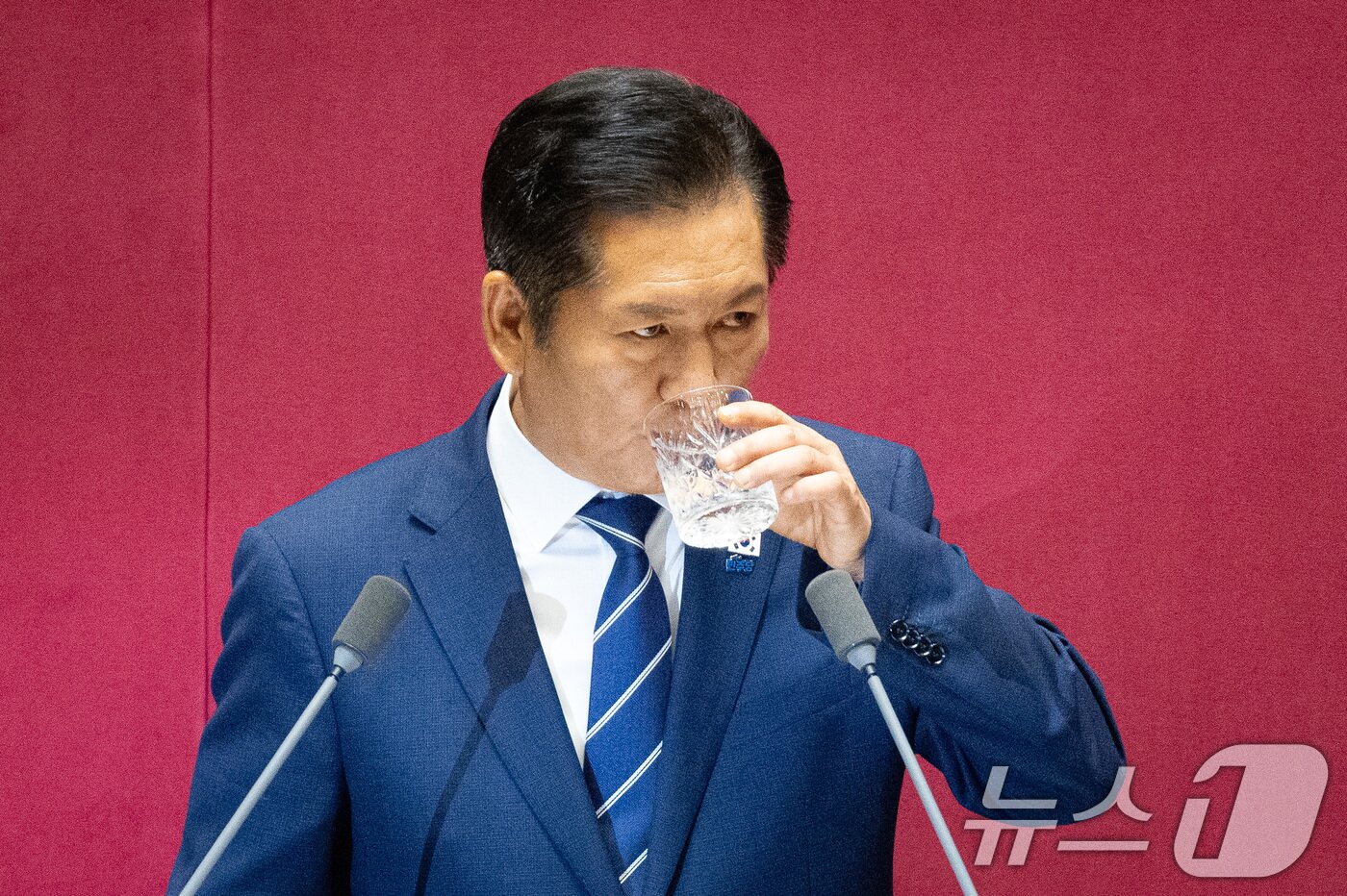 본문 이미지 - 정청래 더불어민주당 대표가 9일 서울 여의도 국회에서 열린 제429회 국회&#40;정기회&#41; 제2차 본회의에서 교섭단체 대표 연설 중 물을 마시고 있다. 2025.9.9/뉴스1 ⓒ News1 유승관 기자