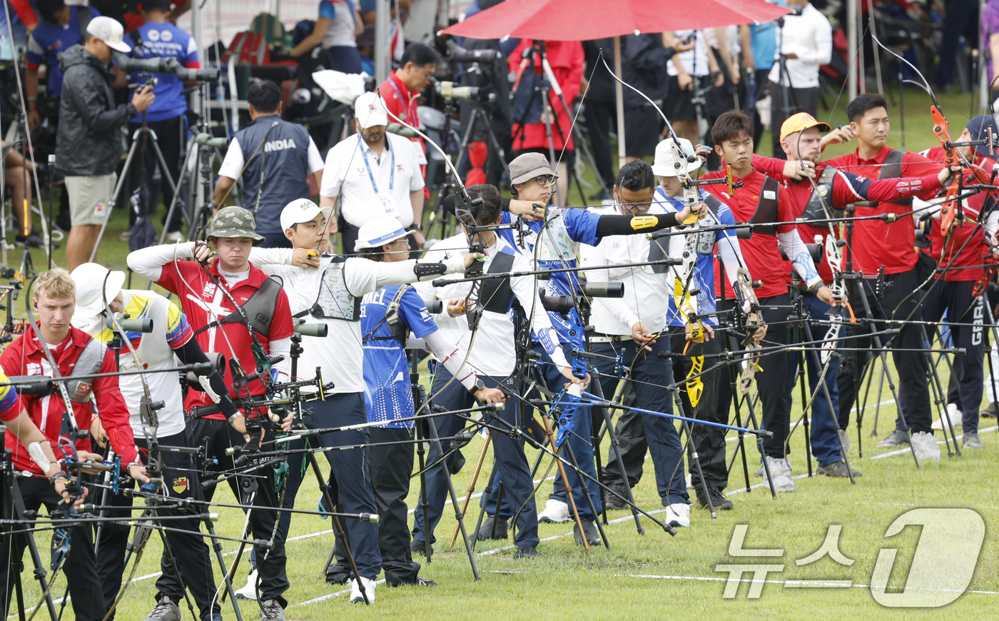 (광주=뉴스1) 김태성 기자 = 9일 광주 국제양궁장에서 열린 광주 2025세계양궁선수권대회에서 리커브 출전 선수들이 연습을 하고 있다. 2025.9.9/뉴스1