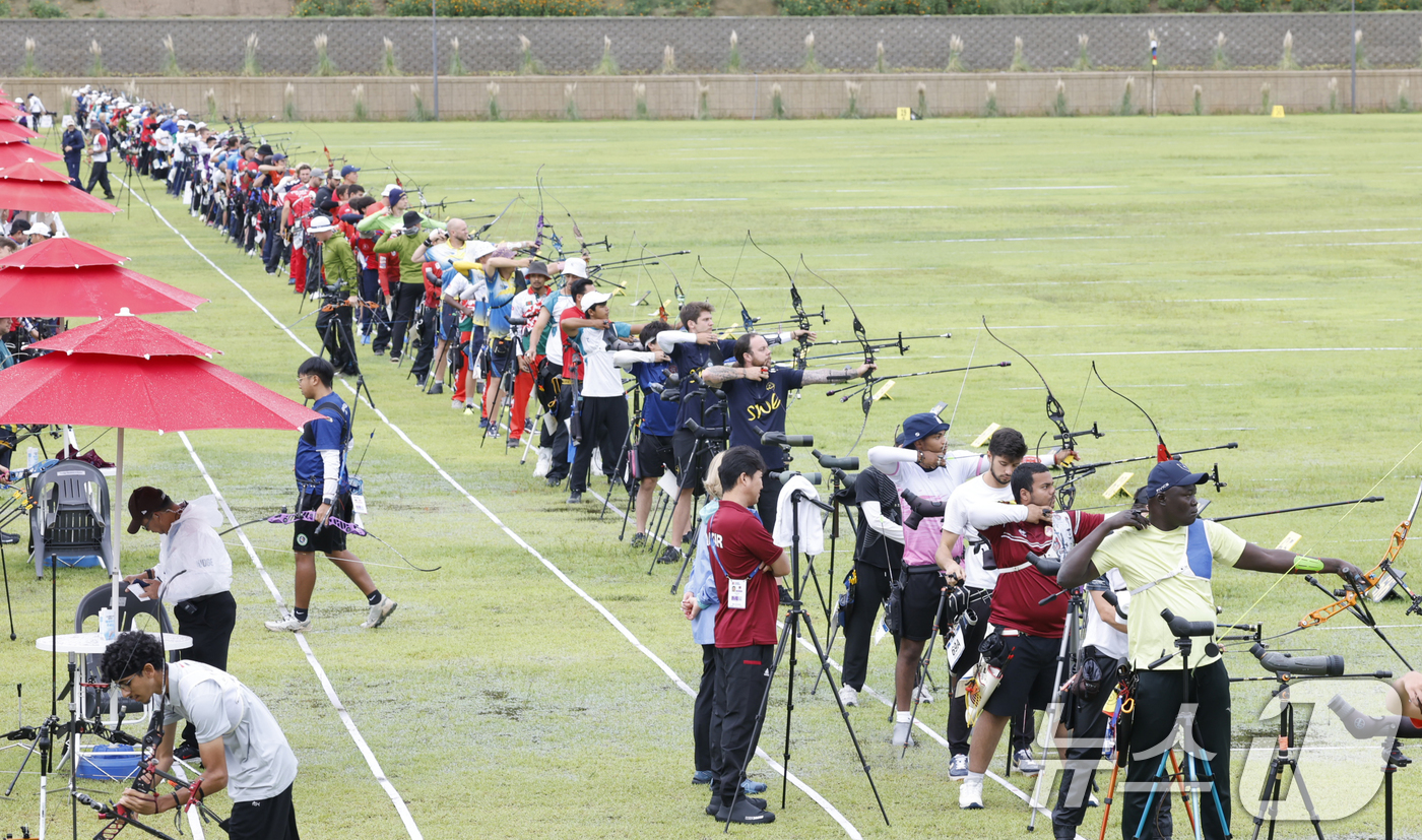 (광주=뉴스1) 김태성 기자 = 9일 광주 국제양궁장에서 열린 광주 2025세계양궁선수권대회에서 리커브 출전 선수들이 연습을 하고 있다. 2025.9.9/뉴스1