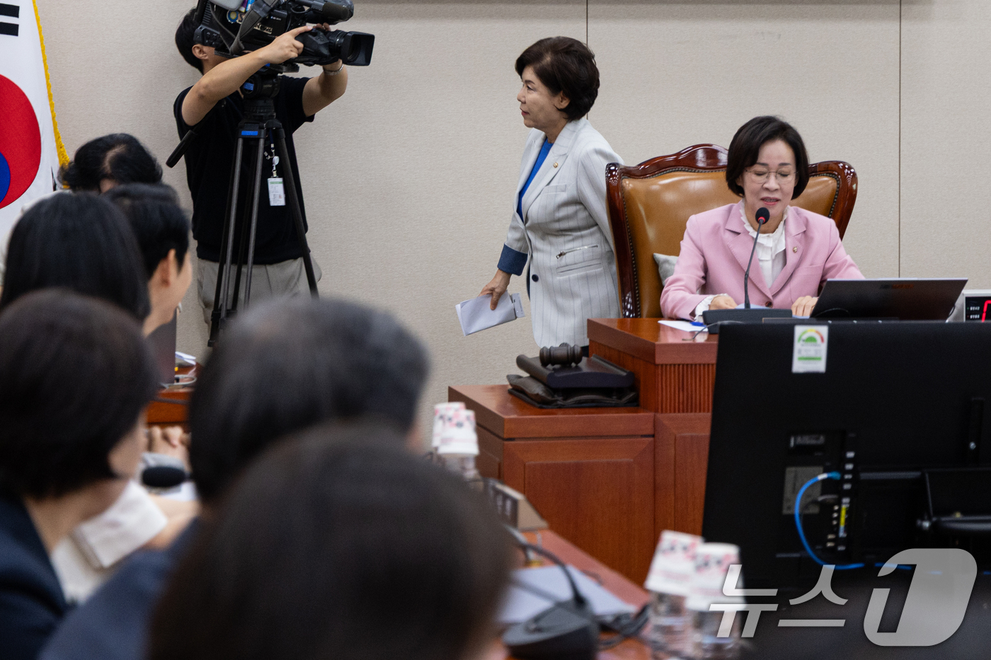 (서울=뉴스1) 이승배 기자 = 9일 서울 여의도 국회에서 열린 제429회국회(정기회) 여성가족위원회 제3차 전체회의에서 조은희(국민의힘) 간사가 원민경 여성가족부 장관 후보자 인 …