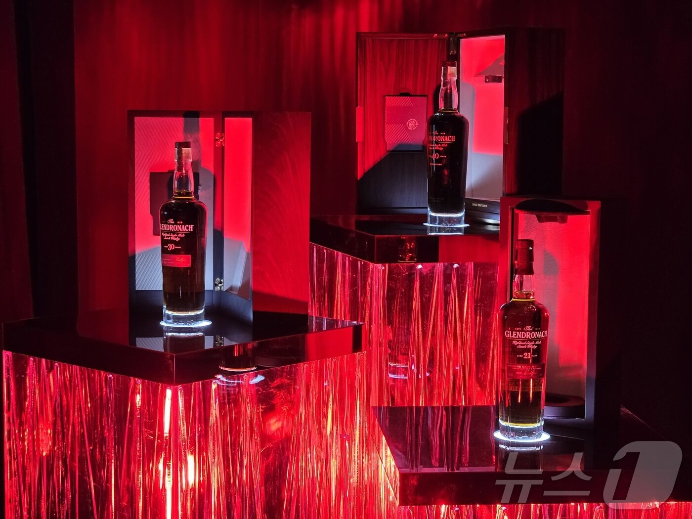 본문 이미지 - 한국브라운포맨은 9일 셰리 캐스크 숙성 싱글몰트 위스키 &#39;더 글렌드로낙&#39;의 고연산 시리즈 &#39;울트라 프리미엄 라인&#39; 출시를 앞두고 지난달 28일 서울 신라호텔 영빈관 에메랄드홀에서 프리뷰 행사를 진행했다. ⓒ News1 이형진 기자