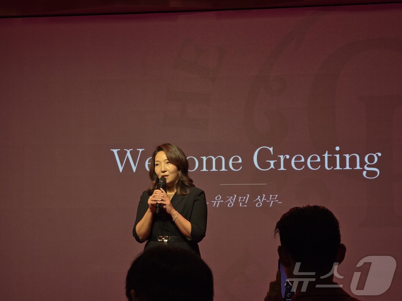 본문 이미지 - 한국브라운포맨은 9일 셰리 캐스크 숙성 싱글몰트 위스키 &#39;더 글렌드로낙&#39;의 고연산 시리즈 &#39;울트라 프리미엄 라인&#39; 출시를 앞두고 지난달 28일 서울 신라호텔 영빈관 에메랄드홀에서 프리뷰 행사를 진행했다. 유정민 마케팅 상무가 인사말을 하고 있다. ⓒ News1 이형진 기자
