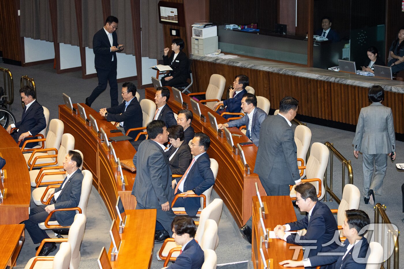 본문 이미지 - 9일 서울 여의도 국회에서 열린 제429회 국회&#40;정기회&#41; 제2차 본회의에서 정청래 더불어민주당 대표의 교섭단체 대표 연설 중 국민의힘 의원들이 본회의장을 빠져나가고 있다. 2025.9.9/뉴스1 ⓒ News1 유승관 기자