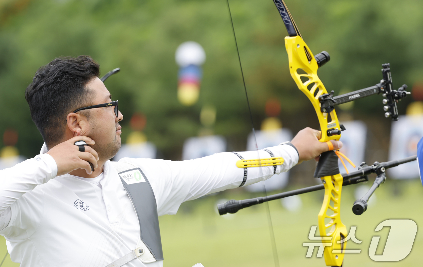 (광주=뉴스1) 김태성 기자 = 양궁 리커브 김우진이 9일 광주 국제양궁장에서 열린 광주 2025세계양궁선수권대회에서 예선을 펼치고 있다. 2025.9.9/뉴스1