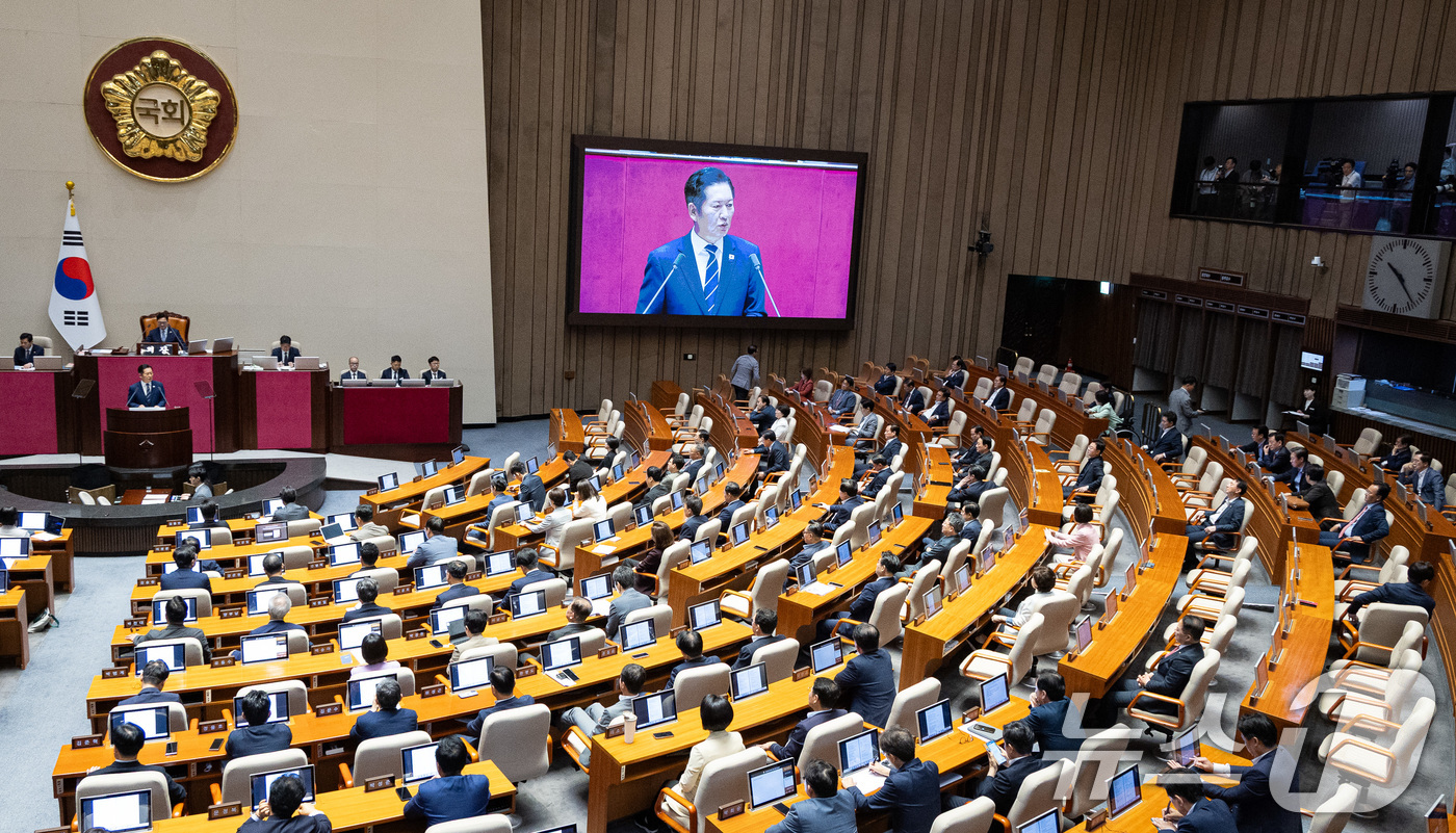 (서울=뉴스1) 유승관 기자 = 9일 서울 여의도 국회에서 열린 제429회 국회(정기회) 제2차 본회의에서 정청래 더불어민주당 대표의 교섭단체 대표 연설 중 국민의힘 의원들이 본회 …