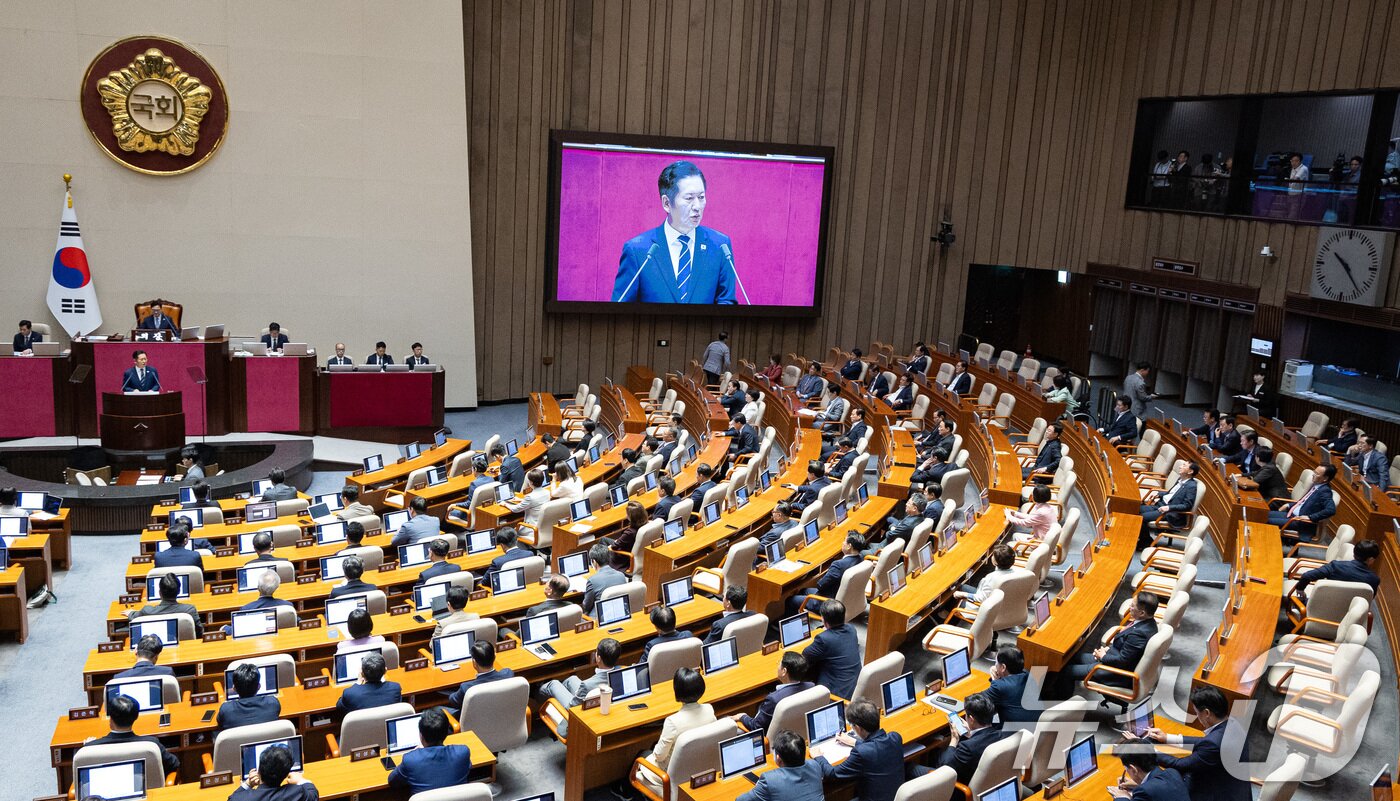 본문 이미지 - 9일 서울 여의도 국회에서 열린 제429회 국회(정기회) 제2차 본회의에서 정청래 더불어민주당 대표의 교섭단체 대표 연설 중 국민의힘 의원들이 본회의장을 빠져나가고 있다. 2025.9.9/뉴스1 ⓒ News1 유승관 기자