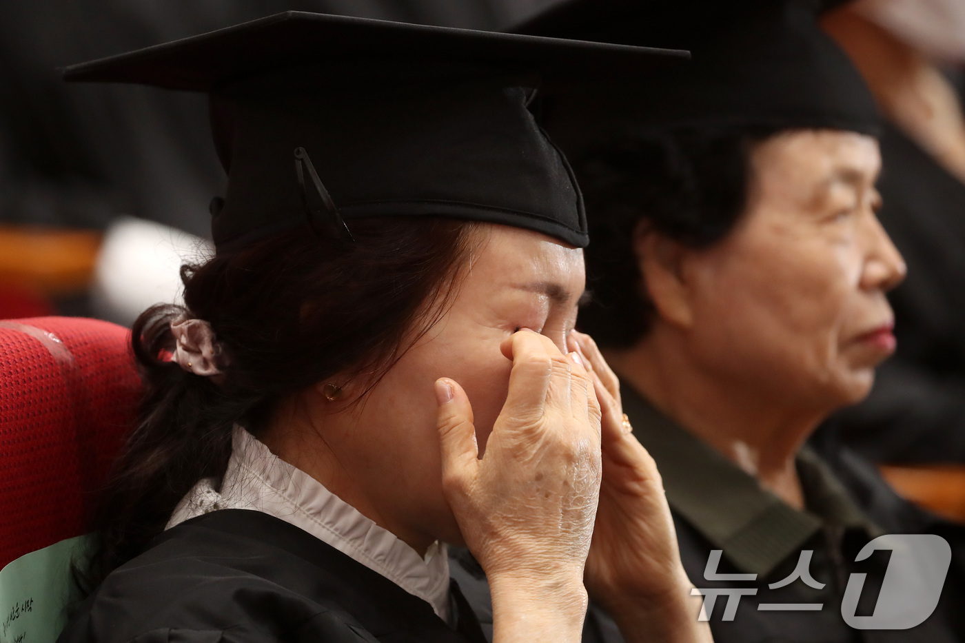 (대구=뉴스1) 공정식 기자 = 9일 오전 대구시교육청에서 열린 '대구내일학교 초등 제13회·중학 제10회 졸업식'에서 한 졸업생이 감격의 눈물을 흘리고 있다.대구내일학교는 전국에 …