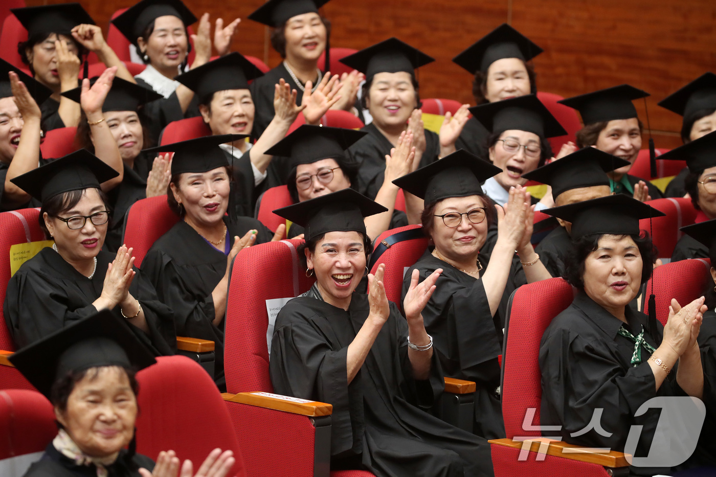 (대구=뉴스1) 공정식 기자 = 9일 오전 대구시교육청에서 열린 '대구내일학교 초등 제13회·중학 제10회 졸업식'에서 졸업생들이 환희의 송가를 합창하고 있다.대구내일학교는 전국에 …