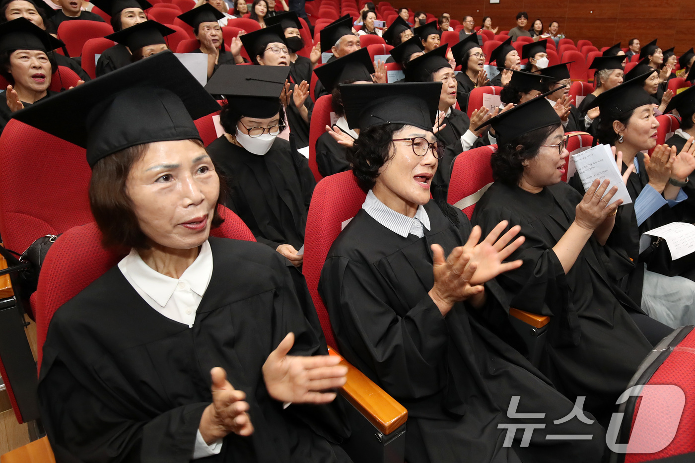 (대구=뉴스1) 공정식 기자 = 9일 오전 대구시교육청에서 열린 '대구내일학교 초등 제13회·중학 제10회 졸업식'에서 졸업생들이 환희의 송가를 합창하고 있다.대구내일학교는 전국에 …