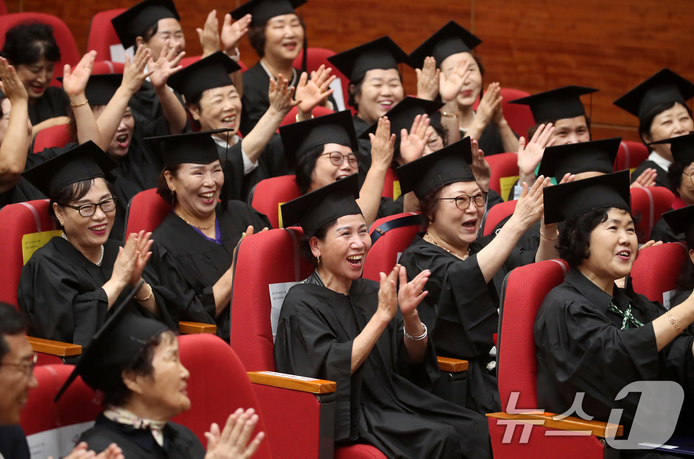 (대구=뉴스1) 공정식 기자 = 9일 오전 대구시교육청에서 열린 '대구내일학교 초등 제13회·중학 제10회 졸업식'에서 졸업생들이 환희의 송가를 합창하고 있다.대구내일학교는 전국에 …