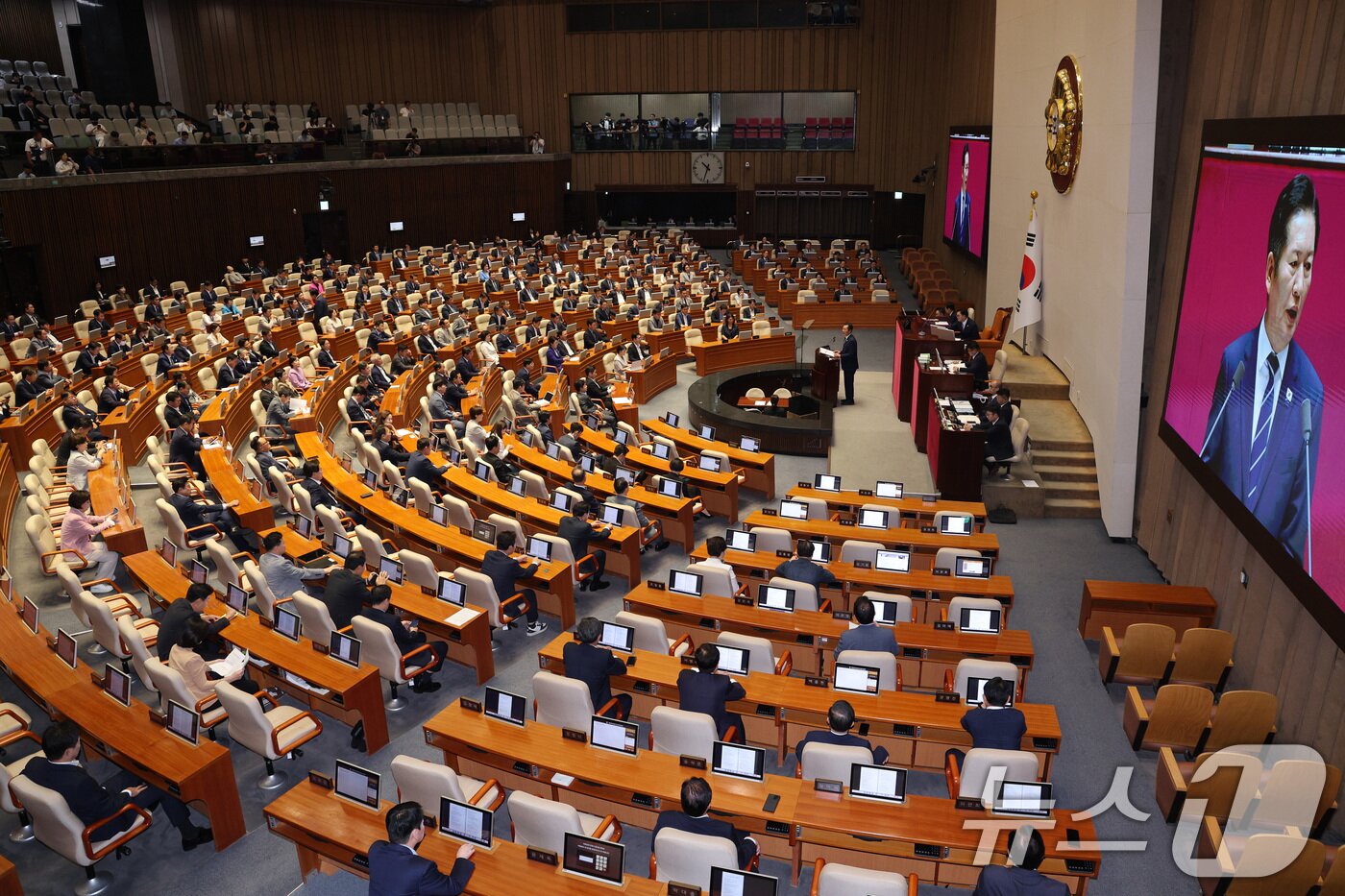 본문 이미지 - 정성호 법무부 장관이 9일 오전 서울 여의도 국회에서 열린 제429회국회&#40;정기회&#41; 제2차 본회의에서 정청래 더불어민주당 대표의 국정에 관한 교섭단체 대표연설을 듣고 있다. 2025.9.9/뉴스1 ⓒ News1 신웅수 기자