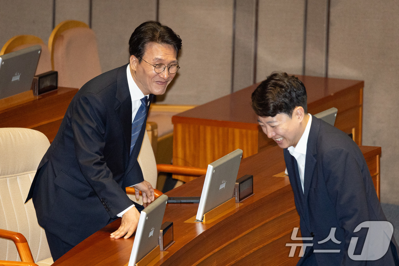 (서울=뉴스1) 유승관 기자 = 김민석 국무총리와 이준석 개혁신당 대표가 9일 서울 여의도 국회에서 열린 제429회 국회(정기회) 제2차 본회의에서 인사하고 있다. 2025.9.9 …