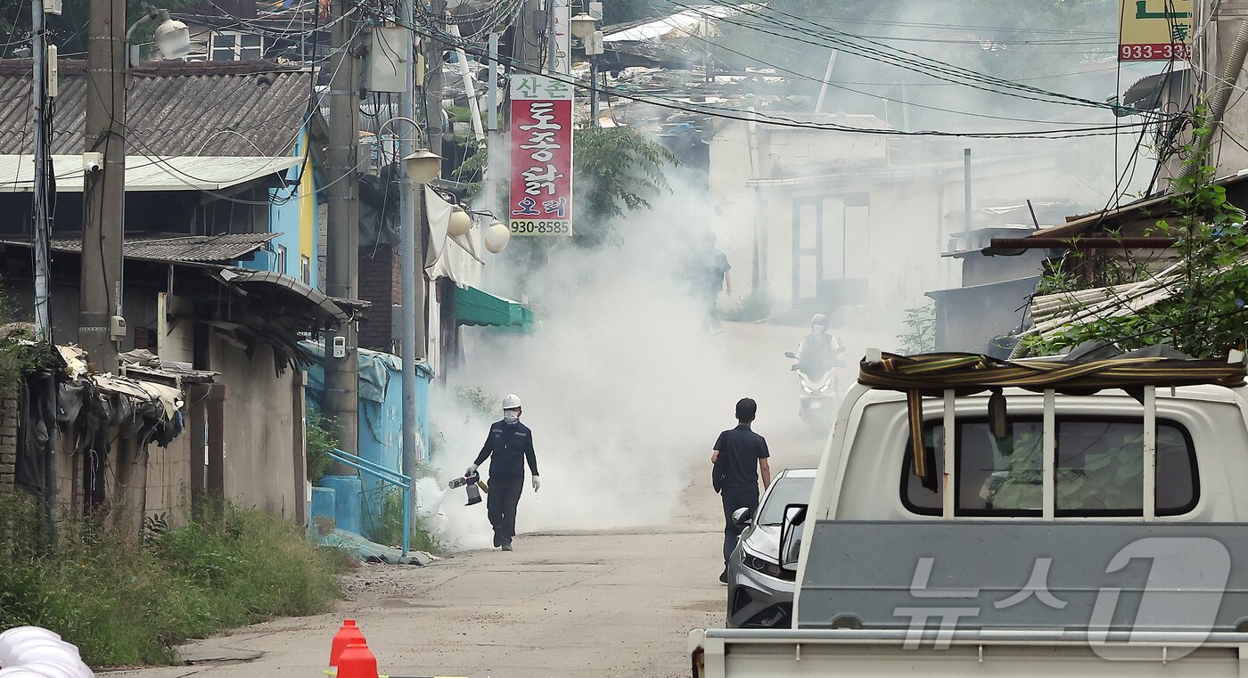 본문 이미지 - 오세훈 서울시장이 9일 오전 서울 마지막 판자촌인 노원구 백사마을 철거 현장을 찾아 재개발 상황을 점검했다. 사진은 이날 오전 방역 작업이 한창인 노원구 백사마을 철거 현장. 2025.9.9/뉴스1 ⓒ News1 김진환 기자