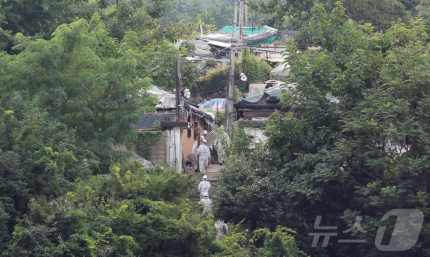 본문 이미지 - 오세훈 서울시장이 9일 오전 서울 마지막 판자촌인 노원구 백사마을 철거 현장을 찾아 재개발 상황을 점검했다. 사진은 이날 오전 노원구 백사마을 철거 현장의 모습. 2025.9.9/뉴스1 ⓒ News1 김진환 기자