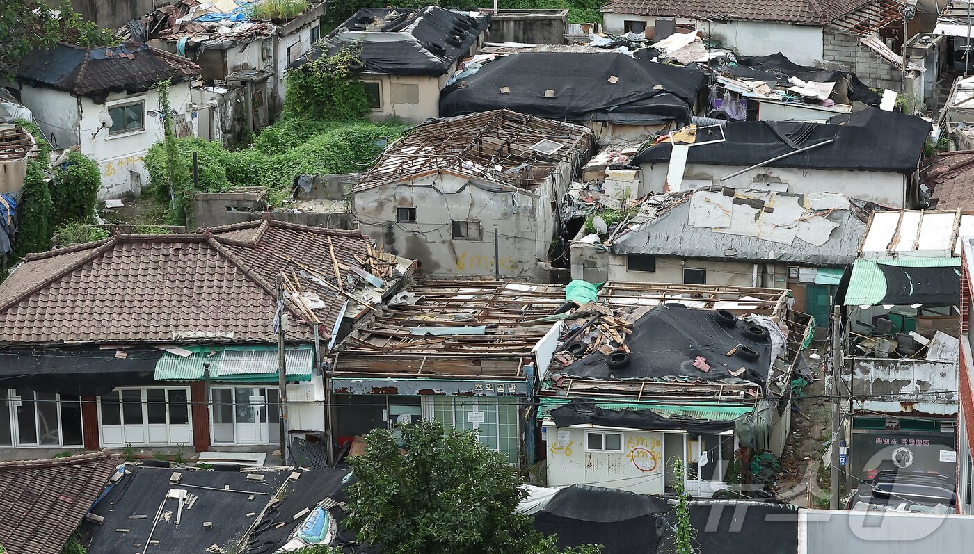 본문 이미지 - 오세훈 서울시장이 9일 오전 서울 마지막 판자촌인 노원구 백사마을 철거 현장을 찾아 재개발 상황을 점검했다. 사진은 이날 오전 노원구 백사마을 철거 현장. 2025.9.9/뉴스1 ⓒ News1 김진환 기자